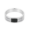Ocelový prsten s černým prvkem a dekorativními kamínky, šířka 8 mm.